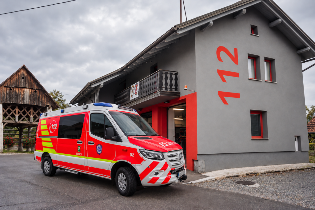 HTRV PGD Stara Vrhnika pred gasilskim domom in kozolcem