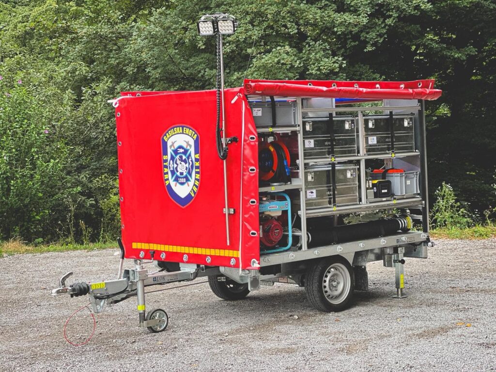Logistični priklopnik PGD Stara Vrhnika z dvižnimi stranicami in cerado.
